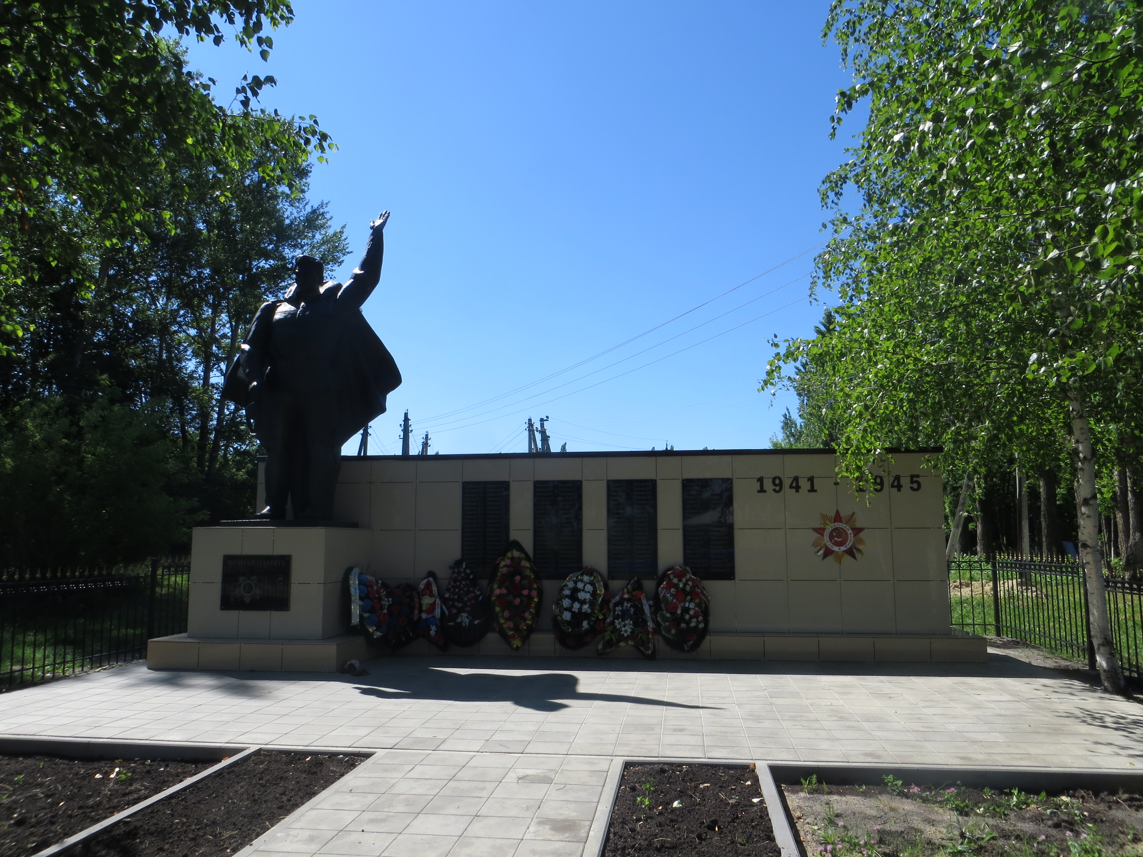 Памятник  воинам,погибшим в годы ВОВ.