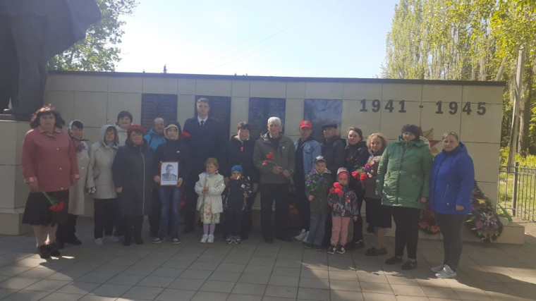 Жители Норово-Ротаевского сельского поселения собрались 9 мая,чтобы отдать дань уважения тем,кто защищал свободу и мир,почтив минутой молчания павших односельчан. Жители Норово-Ротаевского сельского поселения собрались 9 мая,чтобы отдать дань уважения тем,кто защищал свободу и мир,почтив минутой молчания павших односельчан.