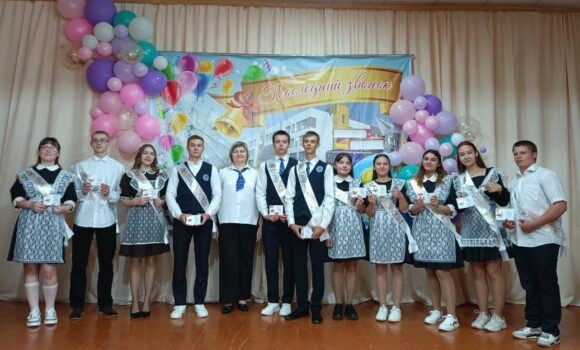 Выпускникам Ясеновской школы вручили знаки ГТО. Выпускникам Ясеновской школы вручили знаки ГТО.